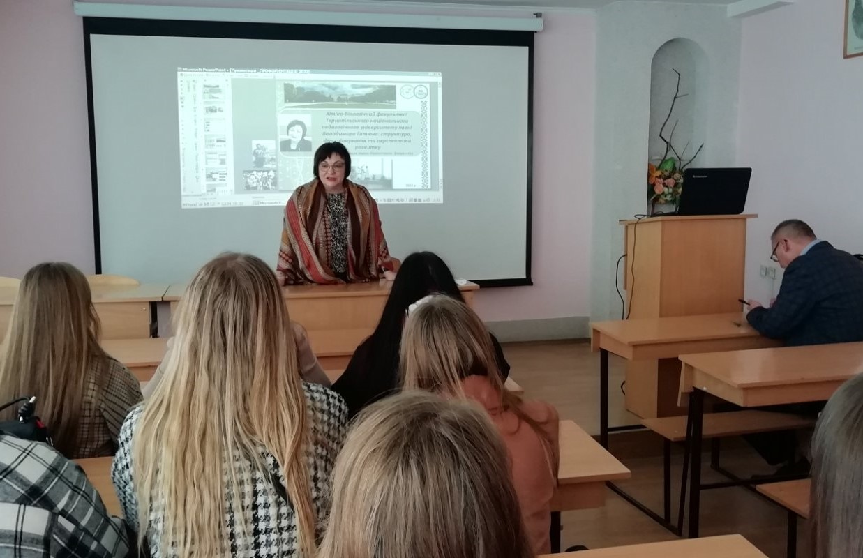 З привітальним словом проф. Н.М.Дробик